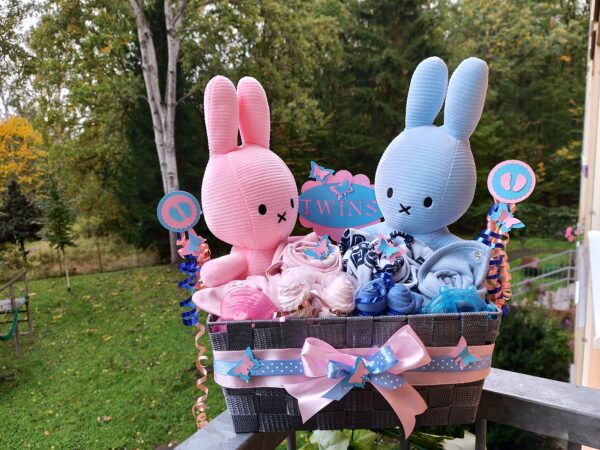 BabyTorta plienková torta ružovy darčekový kôš box pre dvojčatá - VIDEO - Image 2